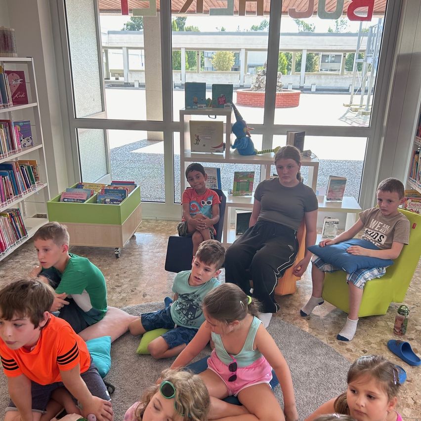 Bild enthält, Person, Portrait, Child, Female, Girl, Boy, Male, People, Furniture, Library