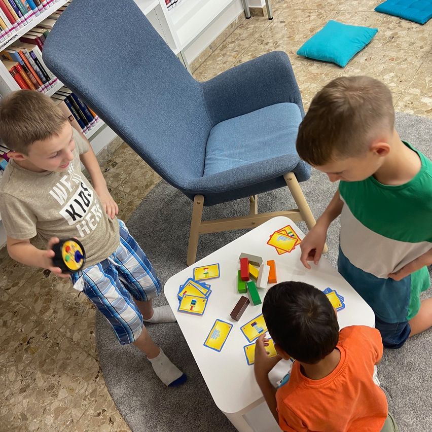 Bild enthält, Boy, Child, Male, Person, Play, Chair, Furniture, Sock, Face, Head