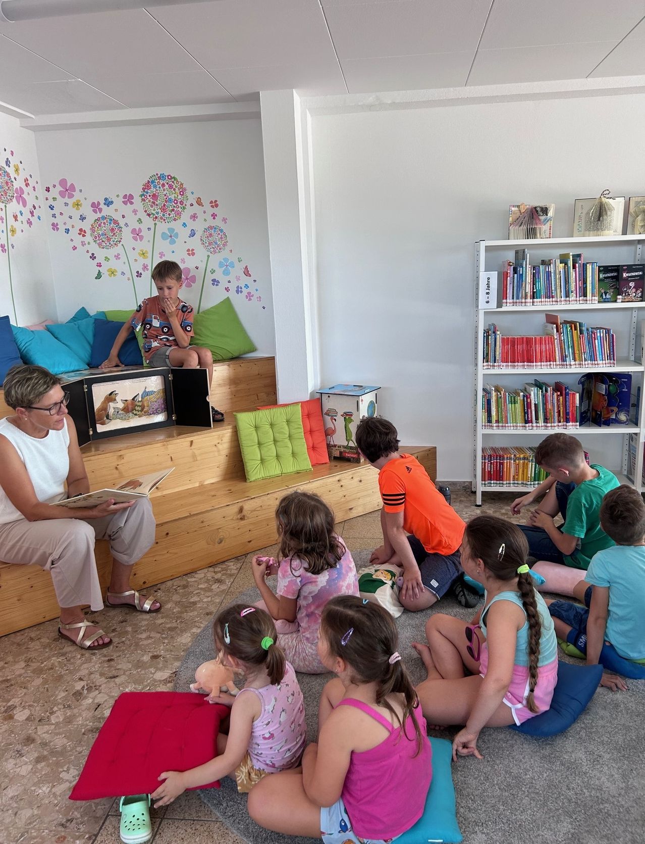Bild enthält, People, Person, Child, Female, Girl, Furniture, Boy, Male, Shoe, Library