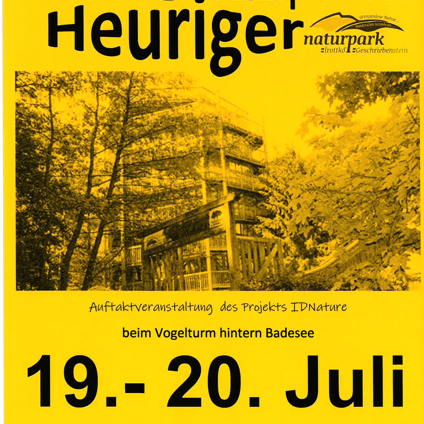 Plakat für Heuriger Naturpark-Veranstaltung am 19. und 20. Juli mit einem gelblich getönten Bild eines Gebäudes mit Bäumen und einem Vogelhaus, sowie dem Text in Deutsch.