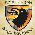 Ein Wappen zeigt eine Silhouette eines Ziegenbocks mit Hörnern vor einem Hintergrund aus orange und gelbem Himmel. Die Wörter 'Kaumberger' und 'Burgschauspieler' sind über und unter dem Wappen angebracht.
