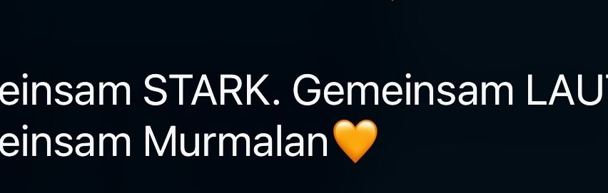 Ein schwarzer Hintergrund mit weißem Text, der 'Insam STARK. Gemeinsam LA Insam Murmalan' mit einem gelben Herz-Emoji sagt.