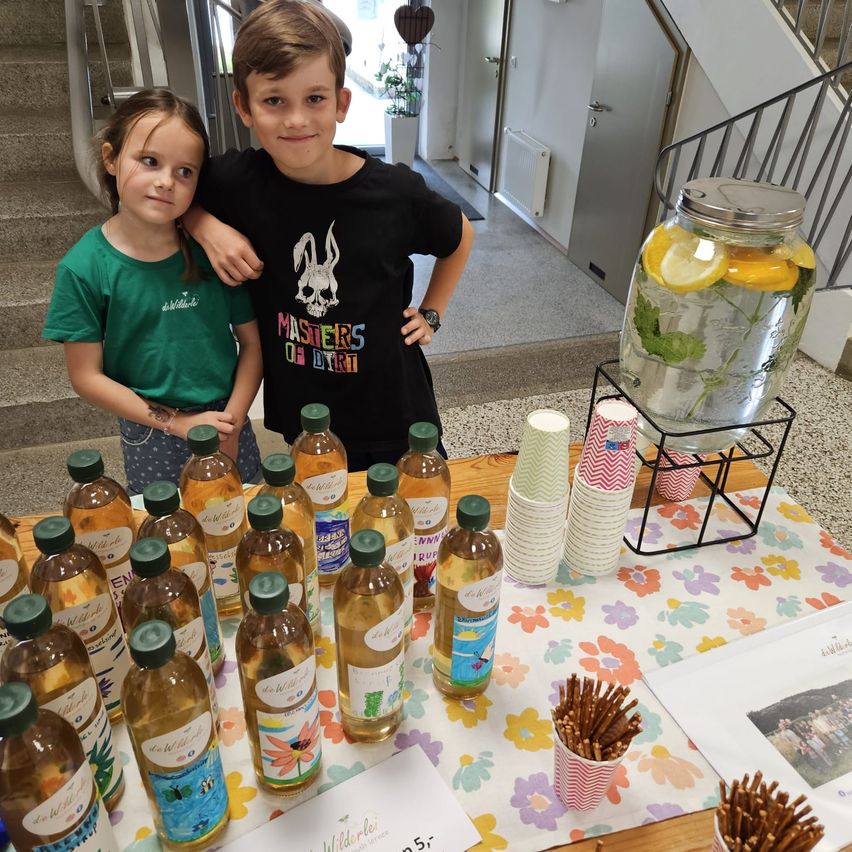 Bild enthält, Herbal, Furniture, Table, Jar, Person, Portrait, Dining Table, Boy, Child, Male