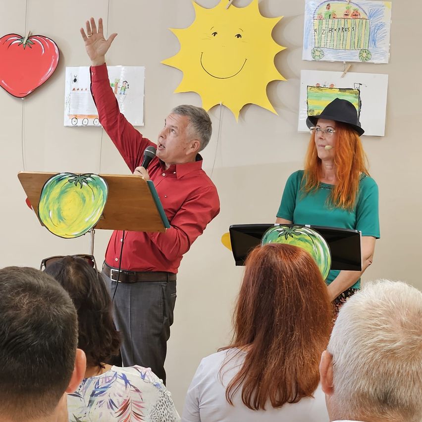 Bild enthält, Adult, Female, Person, Woman, Crowd, Male, Man, Glasses, Belt, Audience