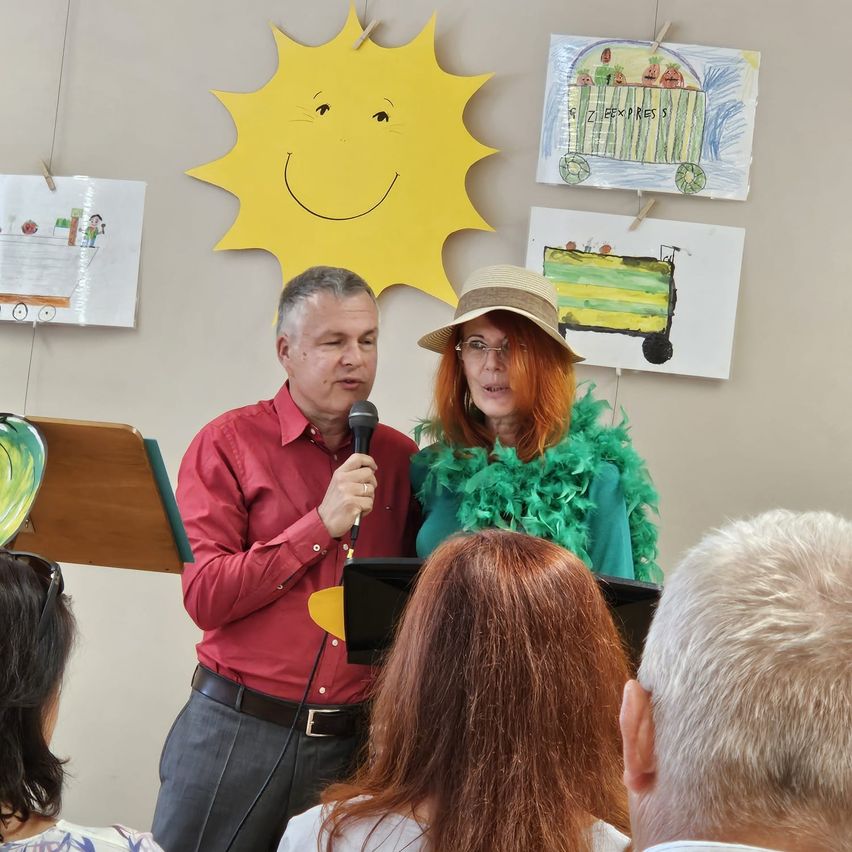 Bild enthält, Adult, Female, Person, Woman, Microphone, Crowd, People, Belt, Hat, Man