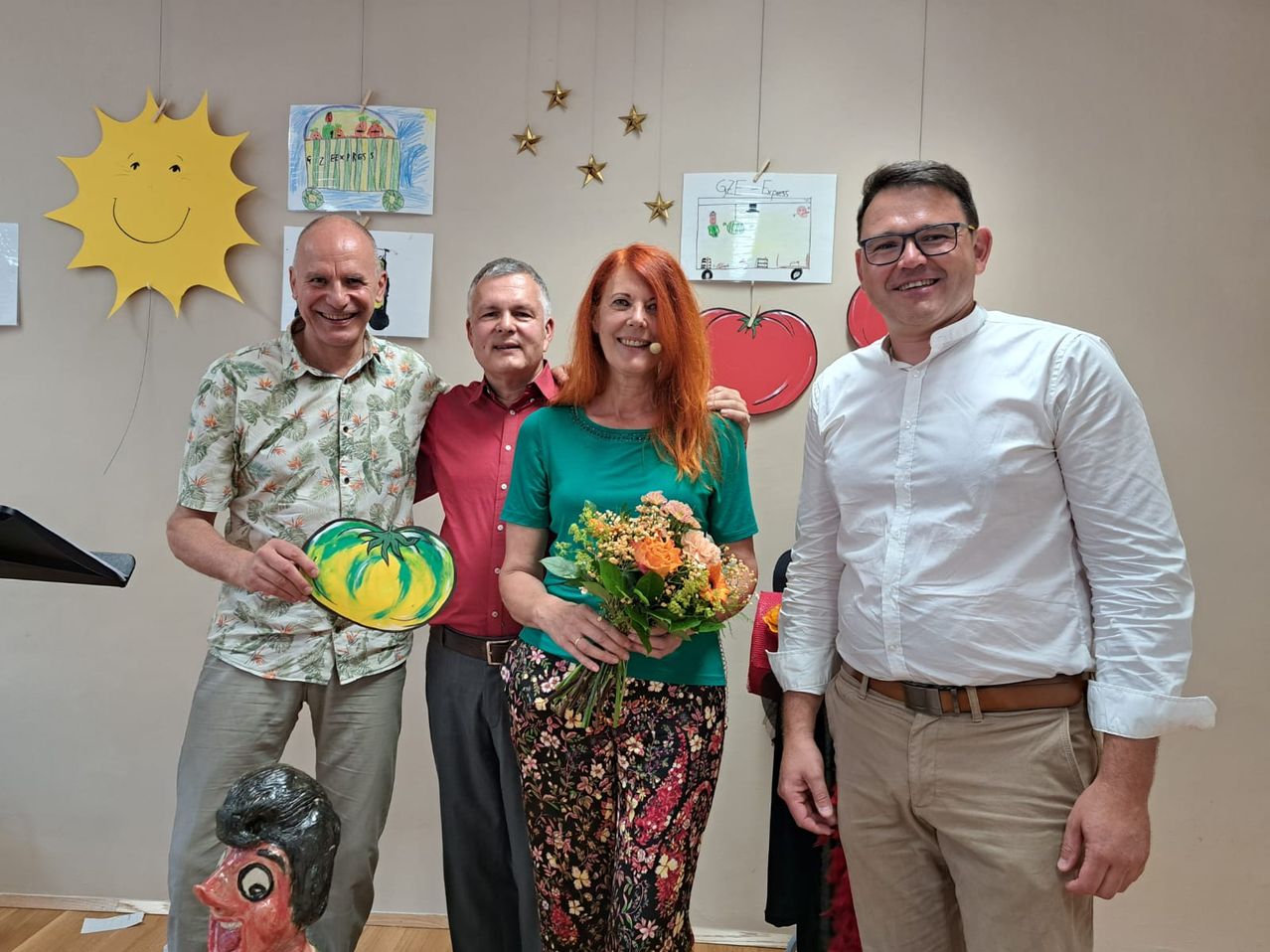 Bild enthält, Person, Photography, Portrait, People, Blouse, Pants, Flower Arrangement, Shirt, Potted Plant, Flower Bouquet