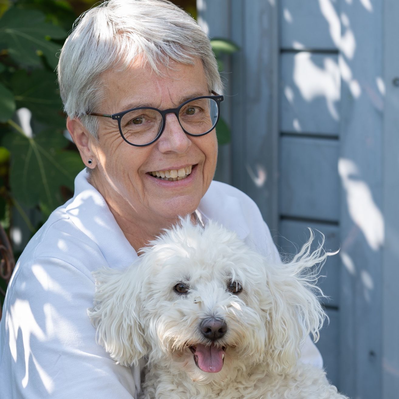 Bild enthält, Glasses, Person, Face, Head, Animal, Canine, Mammal, Pet, Poodle, Terrier