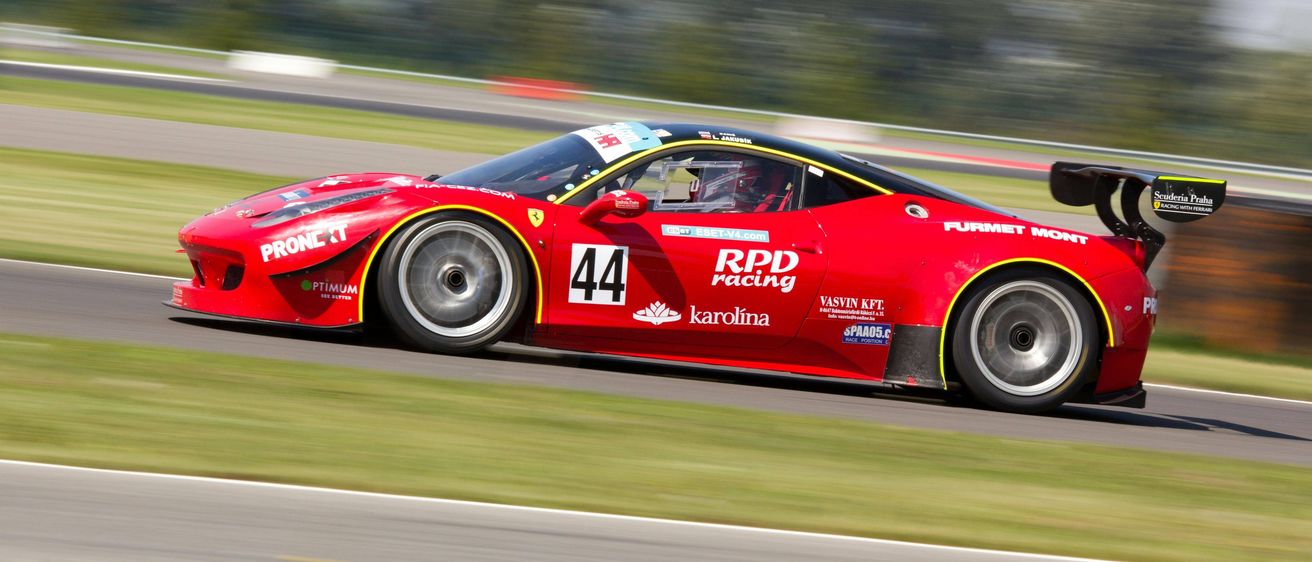 Bild enthält, Machine, Spoke, Alloy Wheel, Car, Car Wheel, Tire, Wheel, Road, Sports Car, Race Car