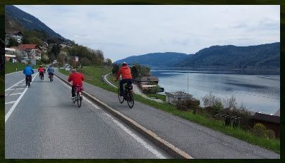 Bild enthält, Road, Person, Bicycle, Vehicle, Outdoors, Path, Cycling, Nature, Water, Lake