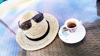 Bild enthält, Clothing, Hat, Sun Hat, Cup, Accessories, Sunglasses, Glasses