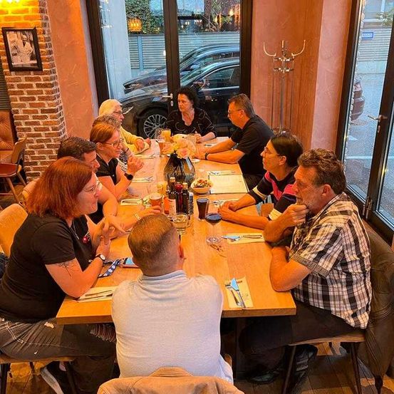 Bild enthält, Adult, Female, Person, Woman, Dining Room, Table, Urban, Male, Man, Restaurant