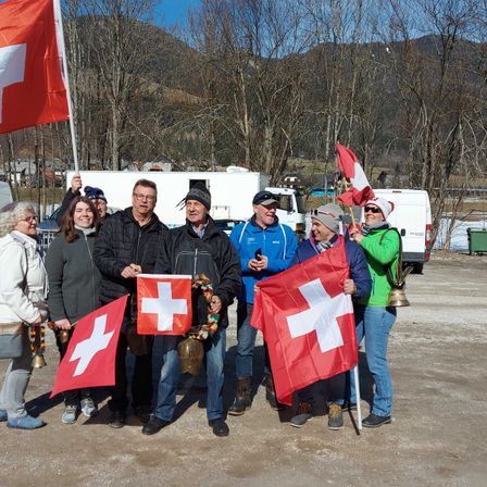 Bild enthält, Hat, Handbag, Person, Flag, Shoe, Adult, Male, Man, Glasses, Moving Van