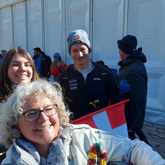 Bild enthält, Adult, Female, Person, Woman, Glasses, Coat, Head, Face, Necklace, Man