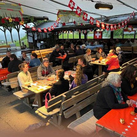 Bild enthält, Indoors, Restaurant, Urban, Cafeteria, Adult, Male, Man, Person, Female, Woman