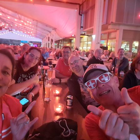 Bild enthält, Finger, Person, Glasses, Urban, Lighting, Portrait, Adult, Female, Woman, Sunglasses