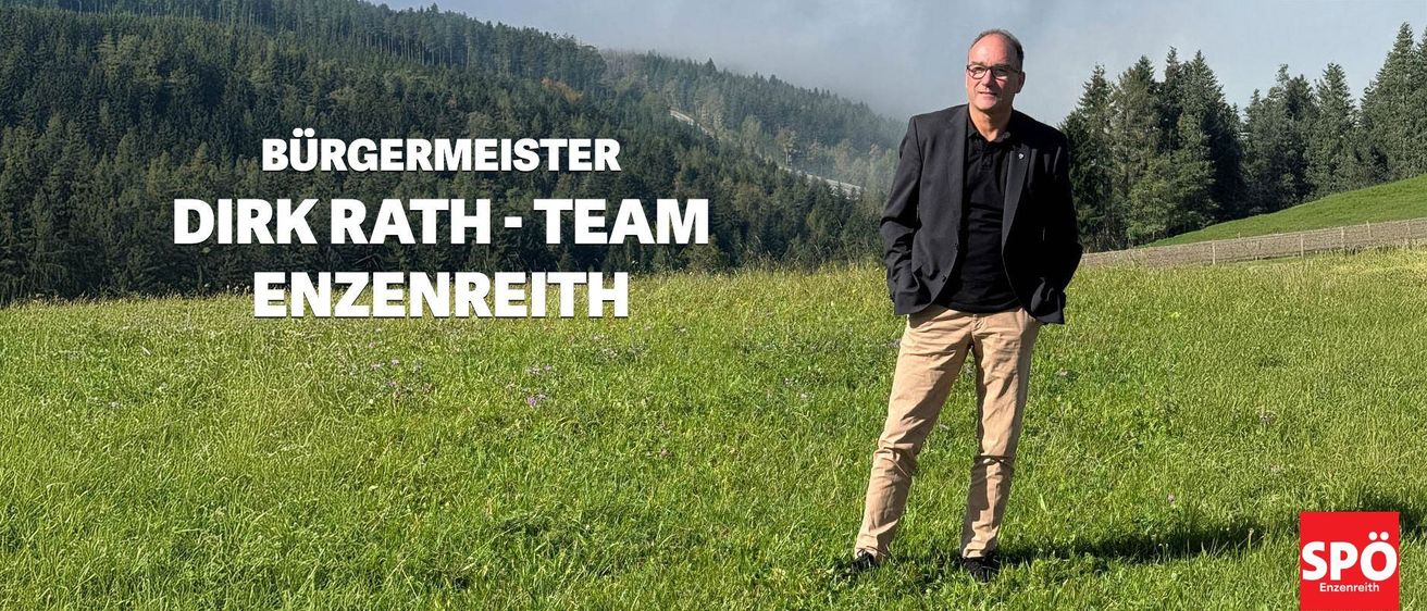 Ein Mann steht auf einem Feld mit grünem Gras, trägt eine Brille und einen schwarzen Anzug und lächelt in die Kamera. Der Hintergrund zeigt einen Wald und eine Straße mit einem Zug. Die Überlagerungstexte lauten 'ERMEISTER ATH-TEAM ENREITH'.