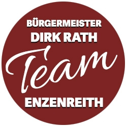 Ein burgunderrotes Kreislogo mit weißem Text, der 'Team Enzreith' und darunter in kleinerem weißen Text 'Bürgermeister Dirk Rath' besagt.
