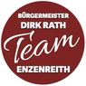 Ein burgunderrotes Kreislogo mit weißem Text, der 'Team Enzreith' und darunter in kleinerem weißen Text 'Bürgermeister Dirk Rath' besagt.