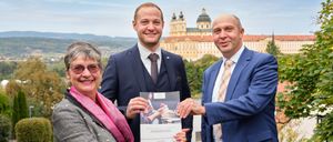 Bild enthält, Formal Wear, Suit, Adult, Male, Man, Person, Face, Sunglasses, Tie, Blazer