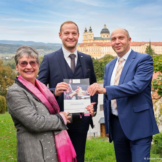 Bild enthält, Suit, Adult, Male, Man, Person, Blazer, Coat, Jacket, Face, Tie