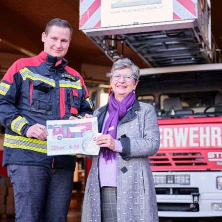 Bild enthält, Adult, Male, Man, Person, Female, Woman, Jacket, Jeans, Face, Wheel