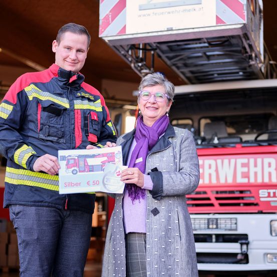 Bild enthält, Adult, Male, Man, Person, Female, Woman, Jacket, Jeans, Face, Wheel