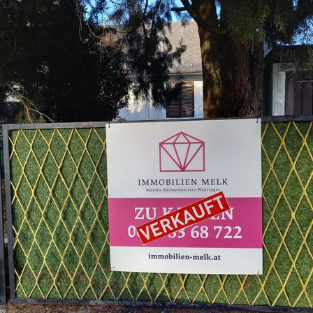 Bild enthält, Advertisement, Fence, Outdoors, Symbol, Sign