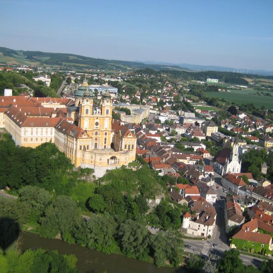Bild enthält, Architecture, Building, Cityscape, Urban, Outdoors, Housing, House, Aerial View, Neighborhood, Nature