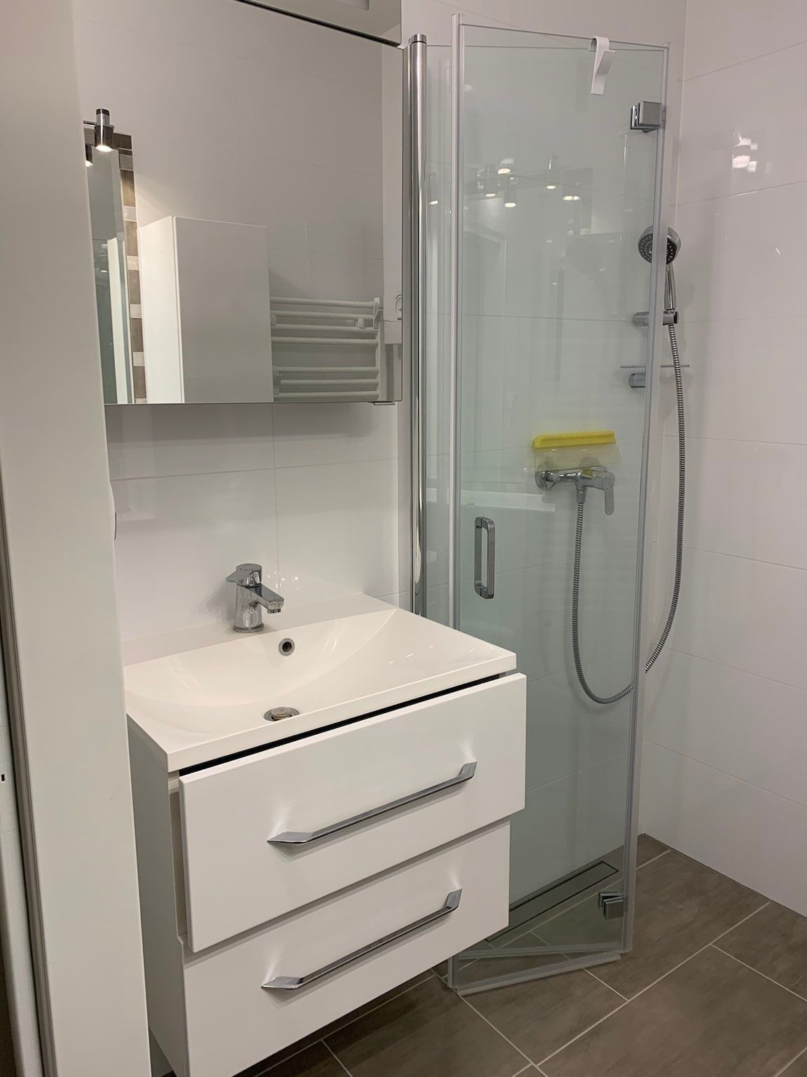 Bild enthält, Indoors, Sink, Bathroom, Room, Shower, Basin