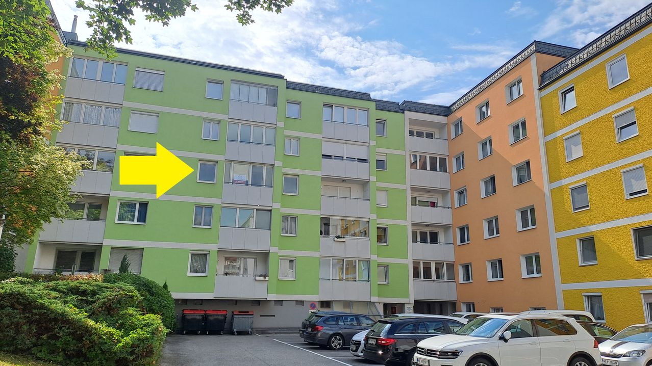 Bild enthält, Apartment Building, Building, City, High Rise, Urban, Neighborhood, Condo, Housing, Car, Wheel