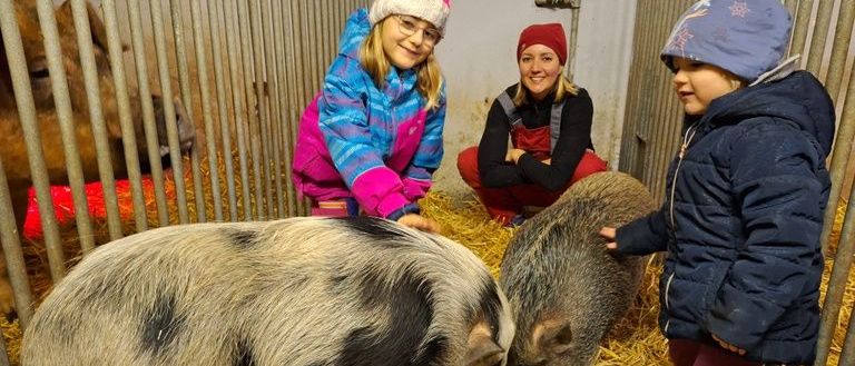 Bild enthält, Adult, Female, Person, Woman, Pig, Hog, Child, Girl, Hat, Coat