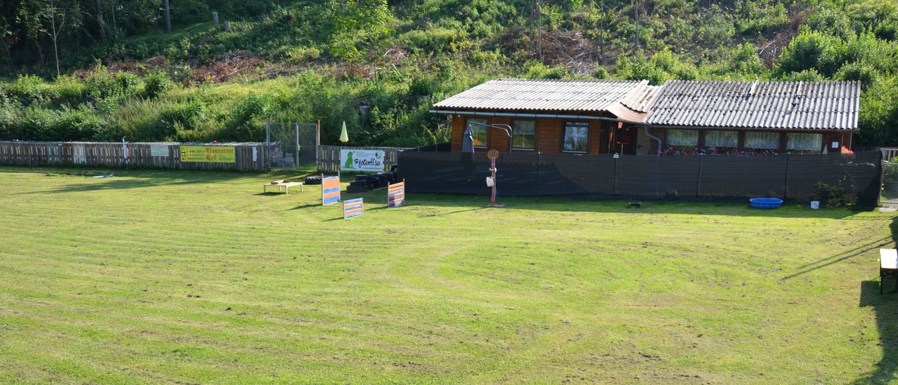 Bild enthält, Grass, Lawn, Building, Countryside, Hut, Nature, Outdoors, Housing, Shelter, House