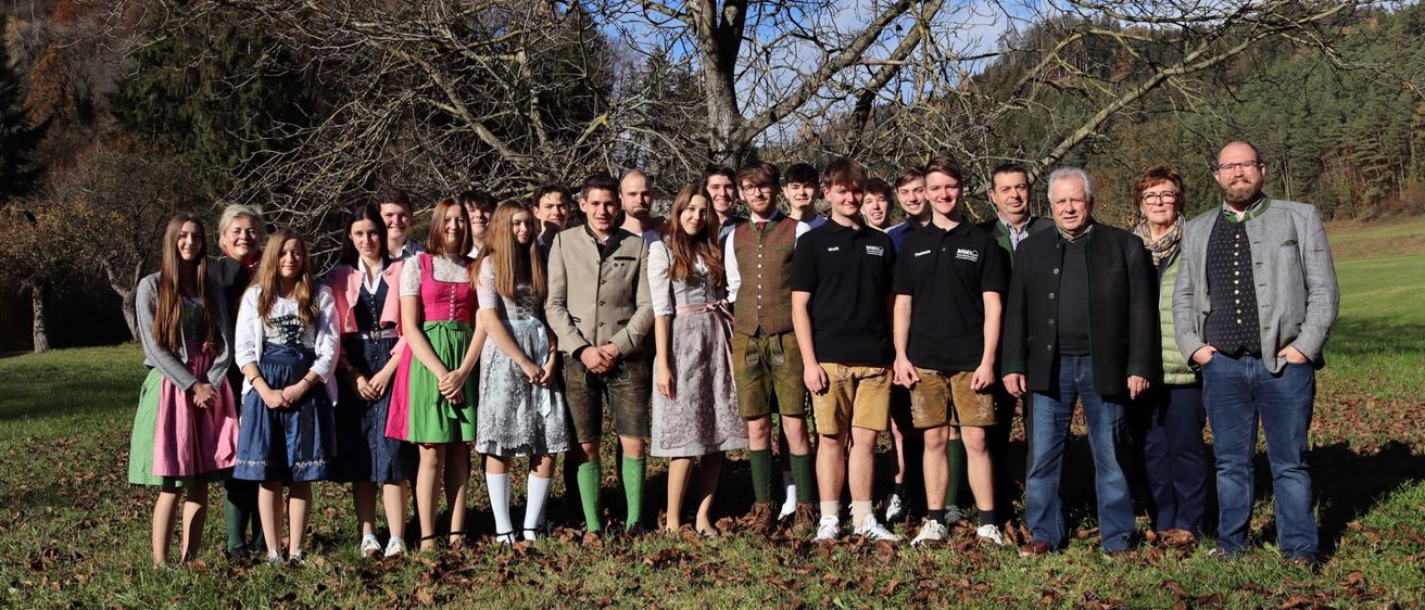 Bild enthält, People, Person, Pants, Grass, Vegetation, Park, Groupshot, Tree, Skirt, Portrait