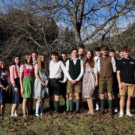 Bild enthält, People, Grass, Park, Vegetation, Skirt, Photography, Portrait, Groupshot, Tree, Shorts