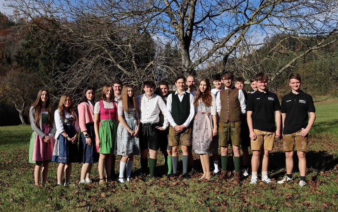 Bild enthält, People, Grass, Park, Vegetation, Skirt, Photography, Portrait, Groupshot, Tree, Shorts