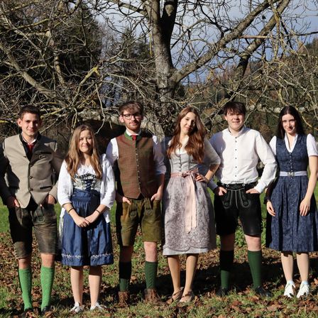 Bild enthält, Skirt, Shorts, Female, Girl, Person, Teen, People, Pants, Dress, Tree