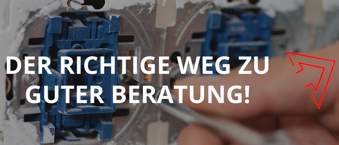 Eine Person, die ein Werkzeug hält, arbeitet an einer blau-grauen Maschine mit der Aufschrift 'Kritischer Weg'. Die Maschine hat ein zentrales Loch und einen Griff.