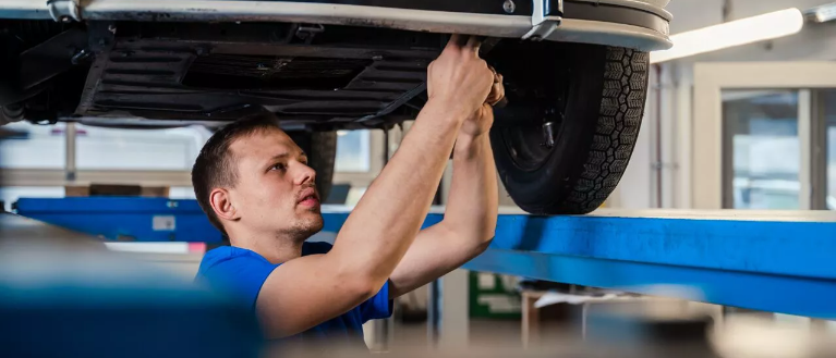 Bild enthält, Tire, Adult, Male, Man, Person, Building, Factory, Manufacturing, Alloy Wheel, Wheel