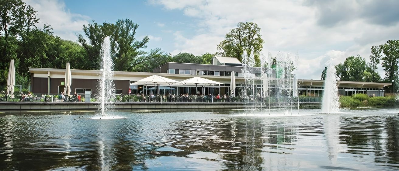 Bild enthält, Nature, Outdoors, Scenery, Fountain, Water, Waterfront, Building, City, Shelter, Tree
