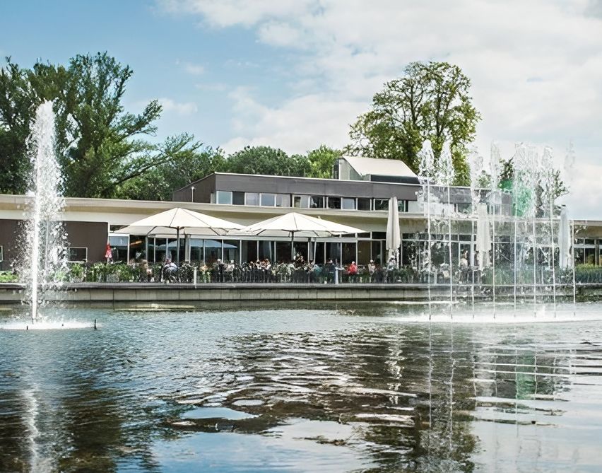 Bild enthält, Nature, Outdoors, Scenery, Fountain, Water, Waterfront, Building, City, Shelter, Tree