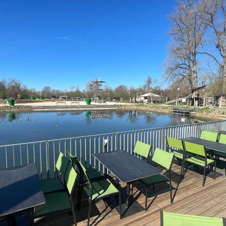 Bild enthält, Nature, Outdoors, Scenery, Lakefront, Chair, Furniture