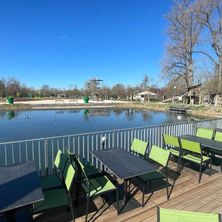 Bild enthält, Nature, Outdoors, Scenery, Lakefront, Chair, Furniture