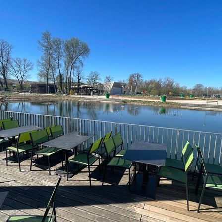 Bild enthält, Nature, Outdoors, Scenery, Lakefront, Chair, Furniture