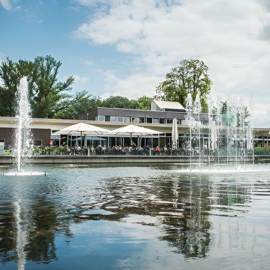 Bild enthält, Nature, Outdoors, Scenery, Fountain, Water, Waterfront, Building, City, Shelter, Tree