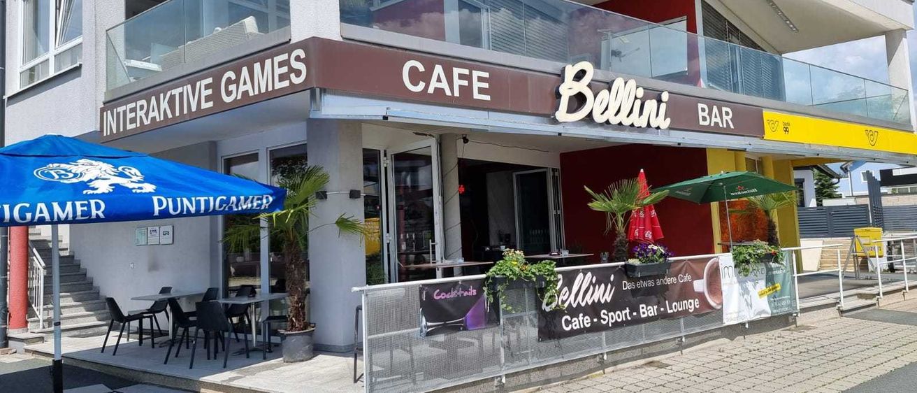 Bild enthält, Indoors, Restaurant, Cafe, Building, Cafeteria, Chair, Urban, Plant, City