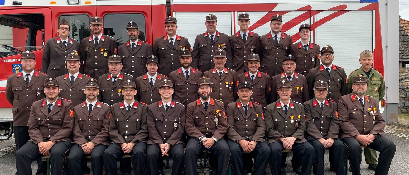 Bild enthält, People, Person, Adult, Male, Man, Tie, Coat, Officer, Hat, Baseball Cap