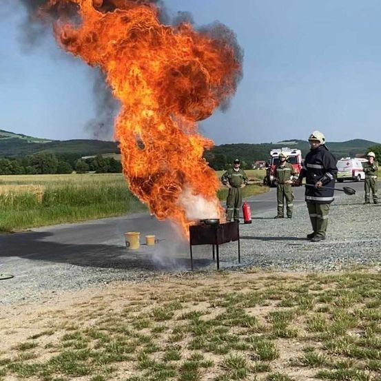 Bild enthält, Explosion, Fire, Person, Adult, Male, Man, Helmet, Bonfire, Car, Shoe