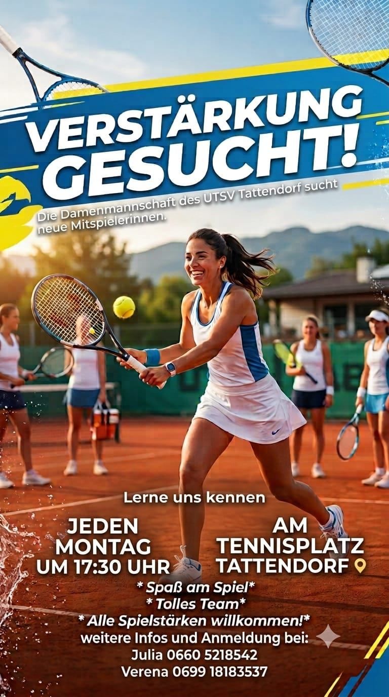 Eine Gruppe von Frauen spielt Tennis auf einem Platz. Eine Frau schlägt einen Tennisball mit einem Schläger. Hinter ihr halten drei andere Frauen auch Tennisschläger. Der Platz ist von einem Zaun umgeben. Im Hintergrund befindet sich ein Haus mit einem Schornstein.