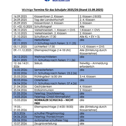 Die Tabelle listet wichtige Termine für das Schuljahr 2025/26 auf, einschließlich Klassenveranstaltungen, Feiertage und Prüfungen. Daten werden für die zweite, dritte und alle Klassen angegeben. Bemerkenswerte Ereignisse sind Weihnachtsferien, Osterferien und die Abschlussprüfungen.