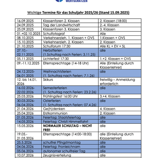 Die Tabelle listet wichtige Termine für das Schuljahr 2025/26 auf, einschließlich Klassenveranstaltungen, Feiertage und Prüfungen. Daten werden für die zweite, dritte und alle Klassen angegeben. Bemerkenswerte Ereignisse sind Weihnachtsferien, Osterferien und die Abschlussprüfungen.